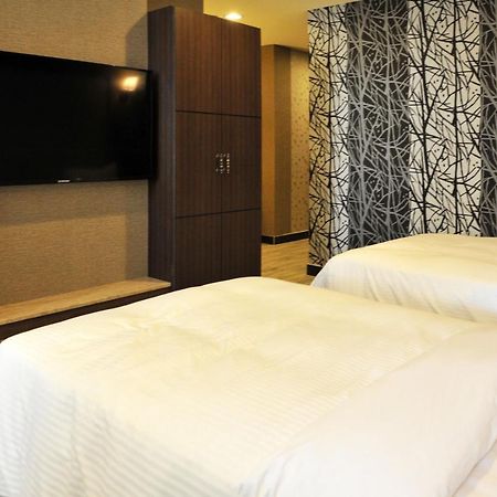 Maple Hotel Tainan Buitenkant foto