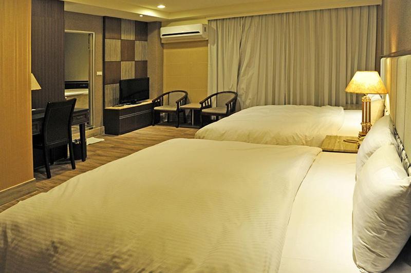 Maple Hotel Tainan Buitenkant foto