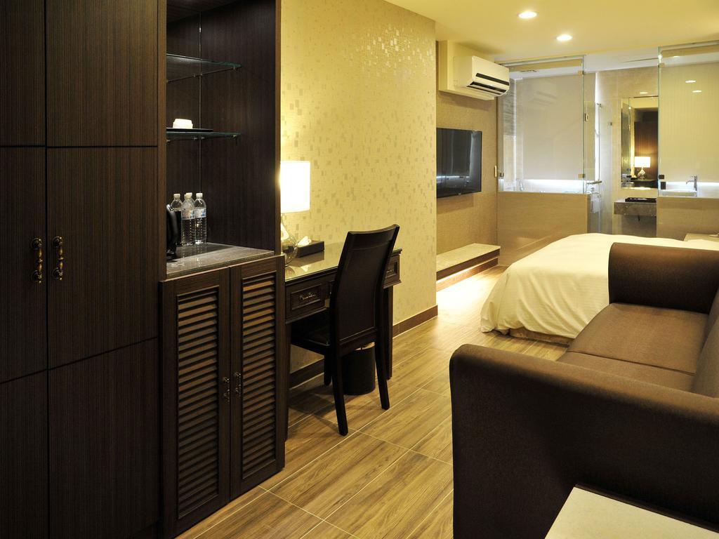 Maple Hotel Tainan Buitenkant foto