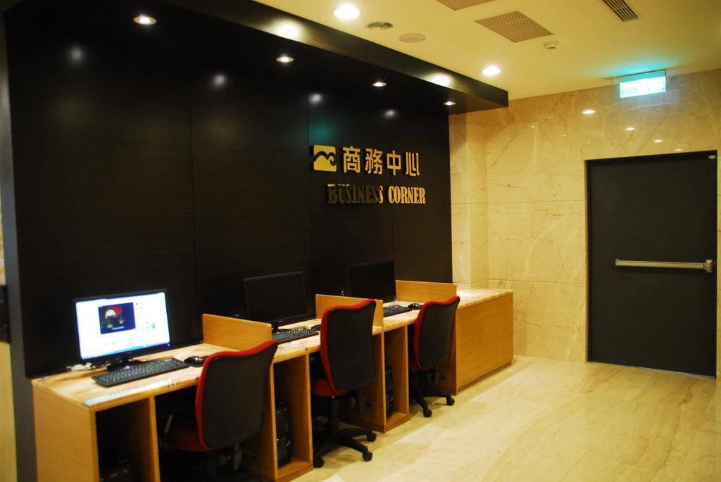 Maple Hotel Tainan Buitenkant foto