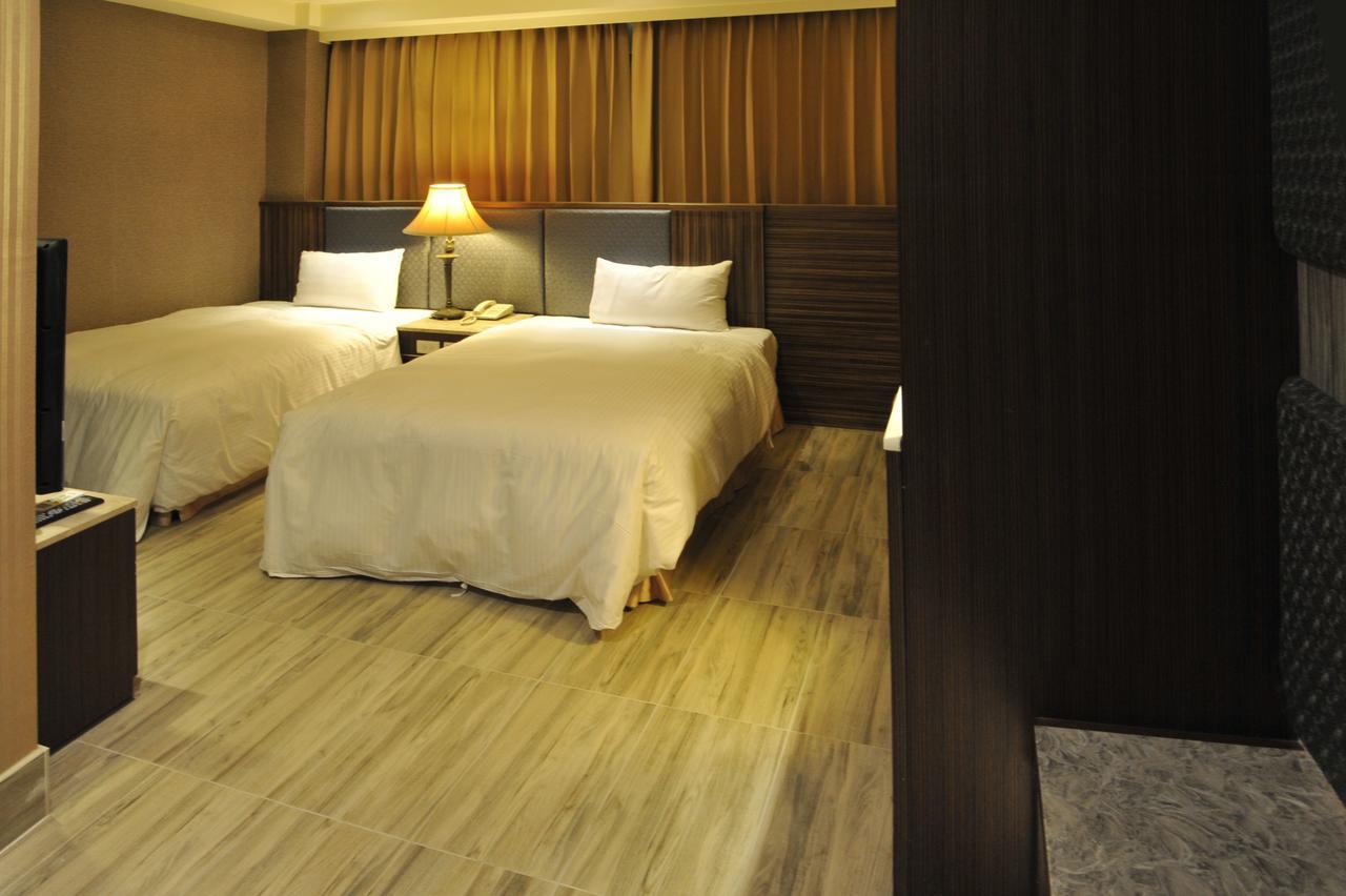 Maple Hotel Tainan Buitenkant foto