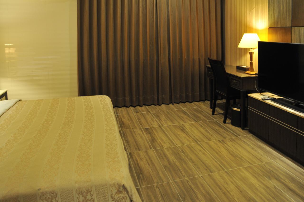 Maple Hotel Tainan Buitenkant foto