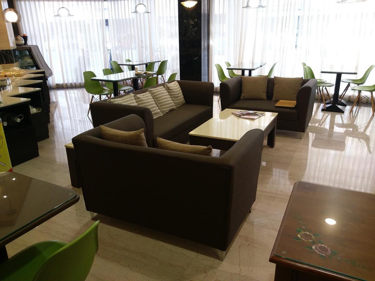 Maple Hotel Tainan Buitenkant foto