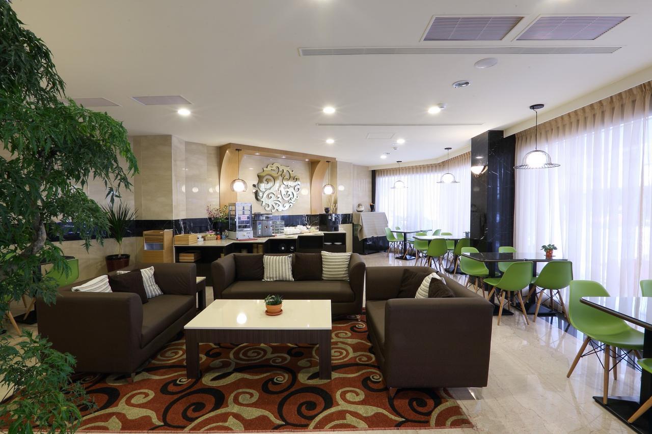 Maple Hotel Tainan Buitenkant foto
