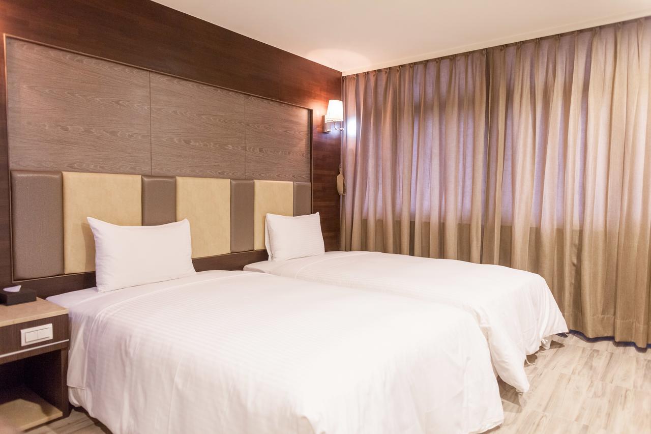 Maple Hotel Tainan Buitenkant foto