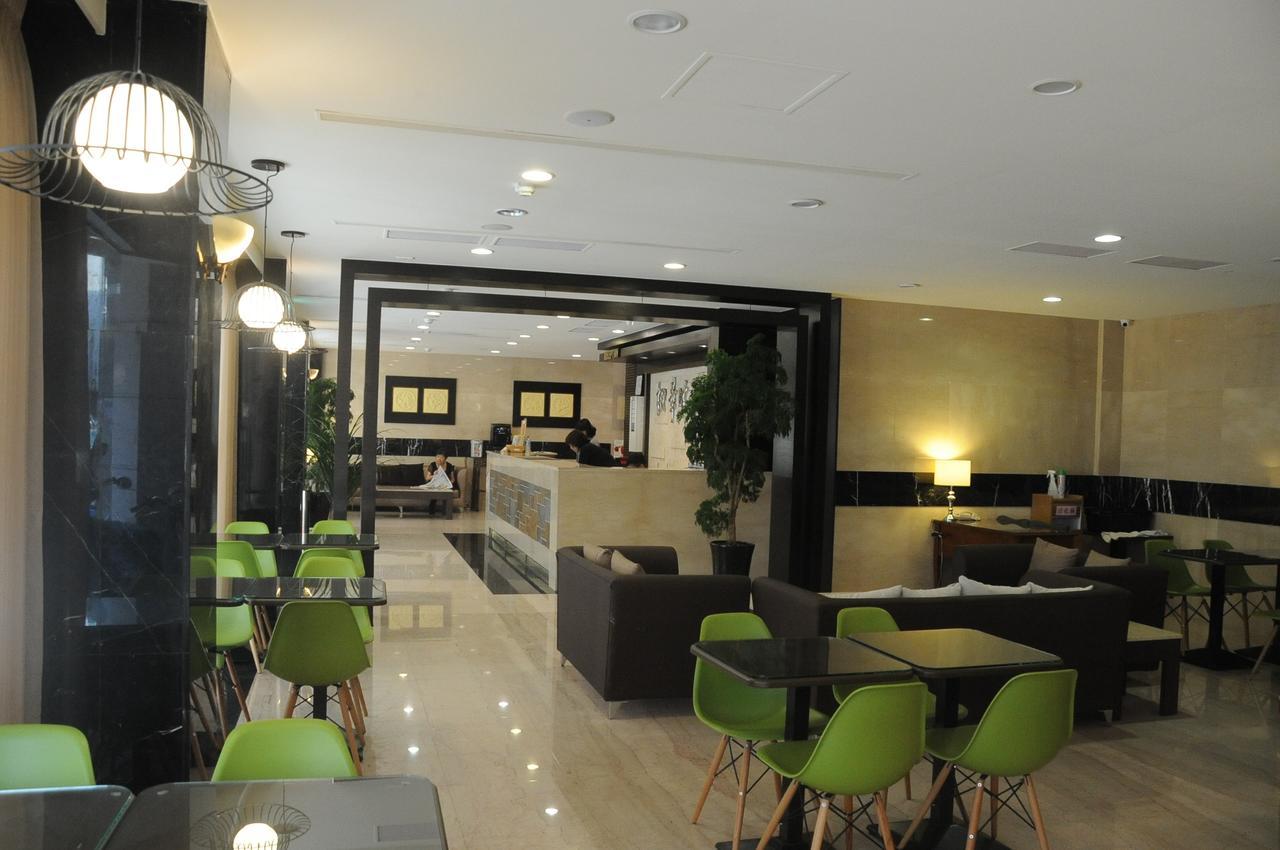 Maple Hotel Tainan Buitenkant foto