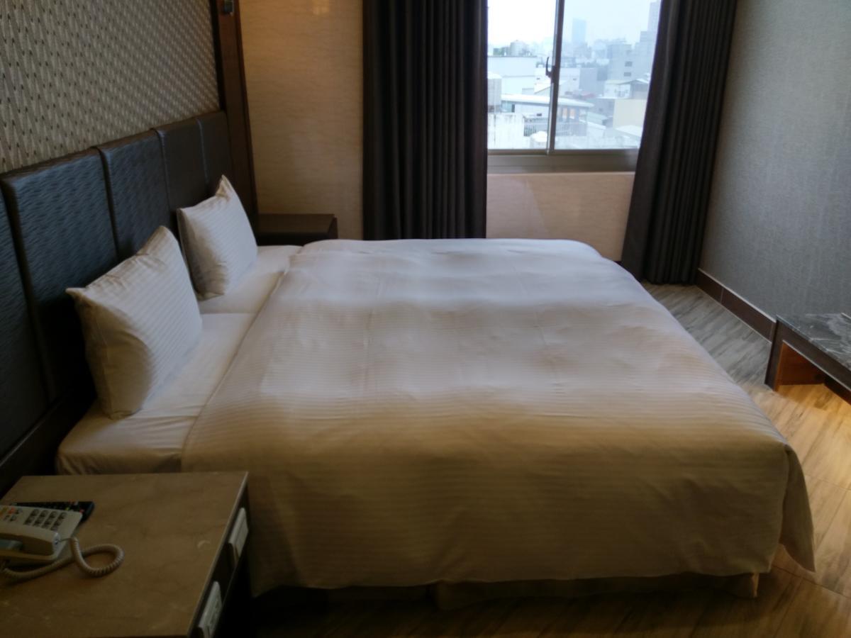 Maple Hotel Tainan Buitenkant foto