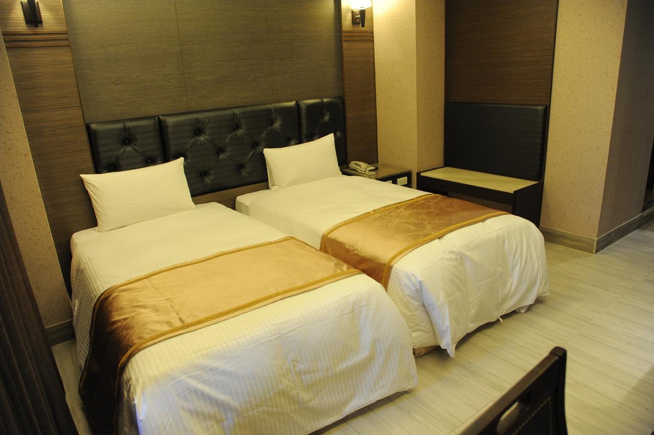 Maple Hotel Tainan Buitenkant foto