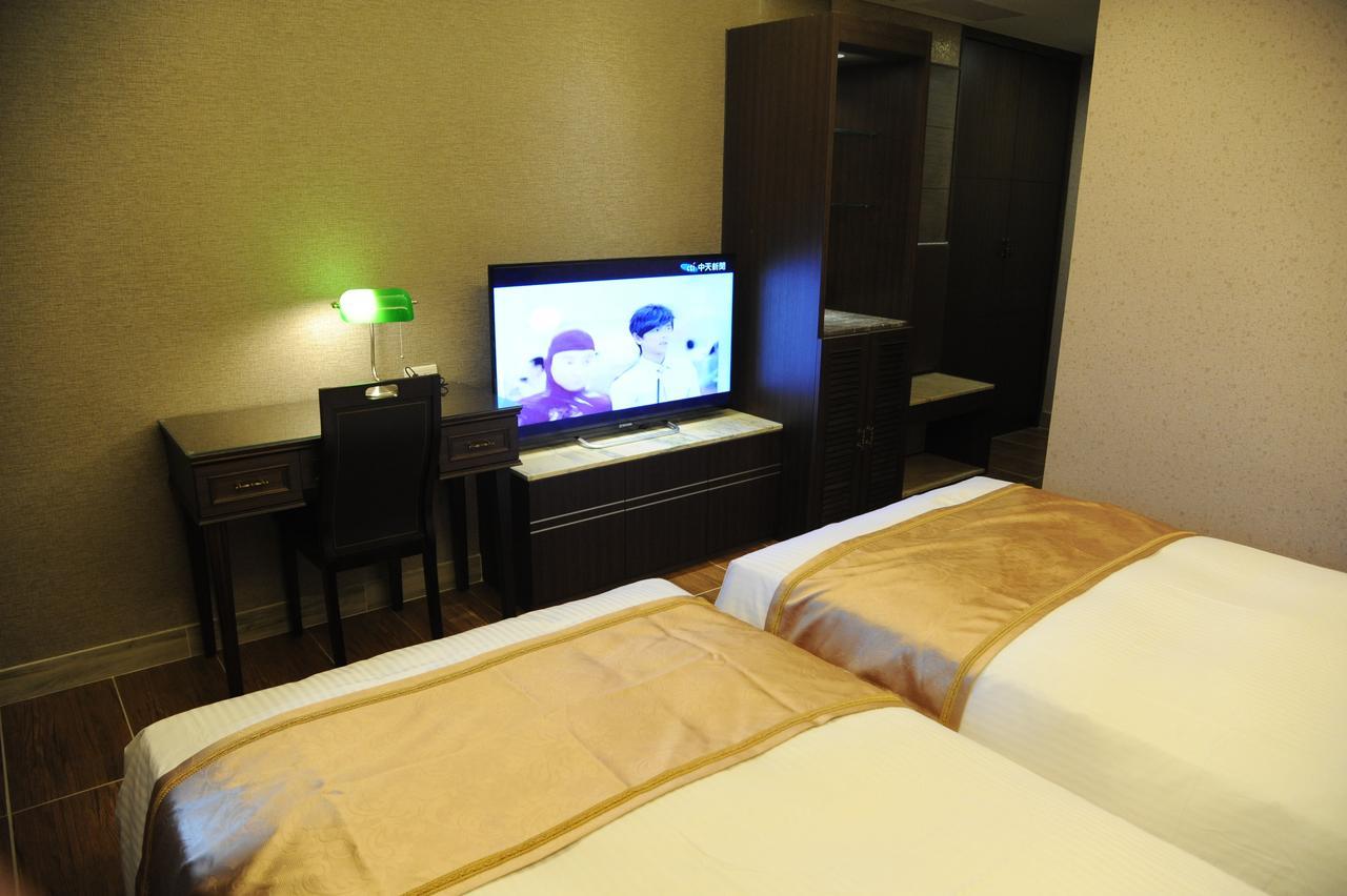 Maple Hotel Tainan Buitenkant foto