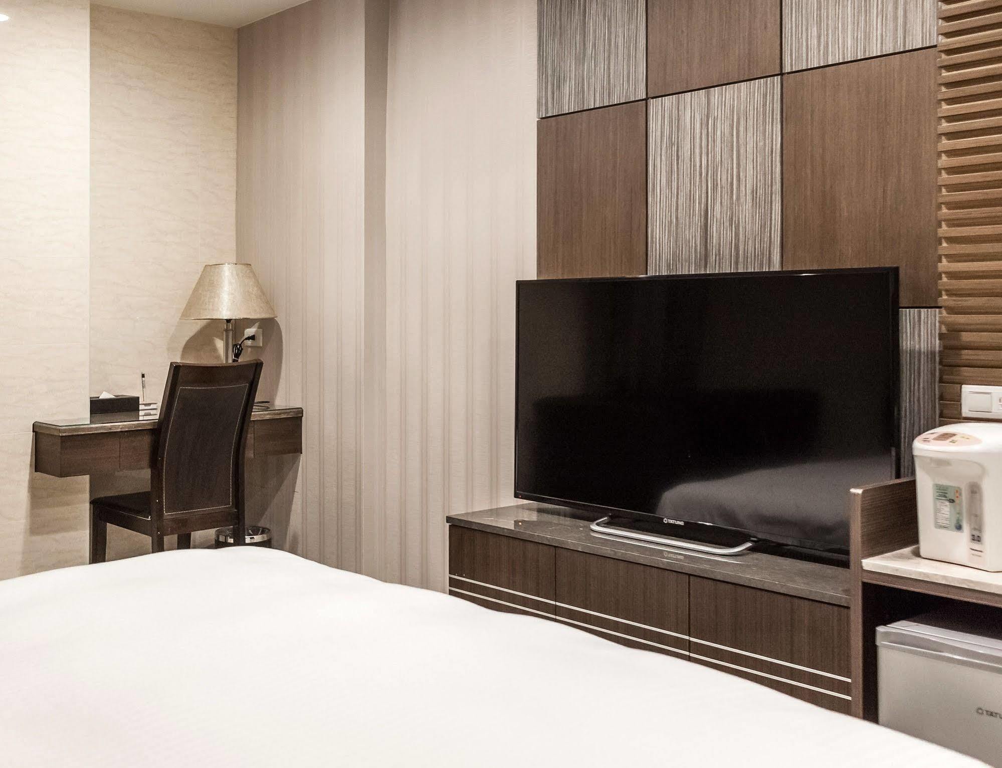 Maple Hotel Tainan Buitenkant foto