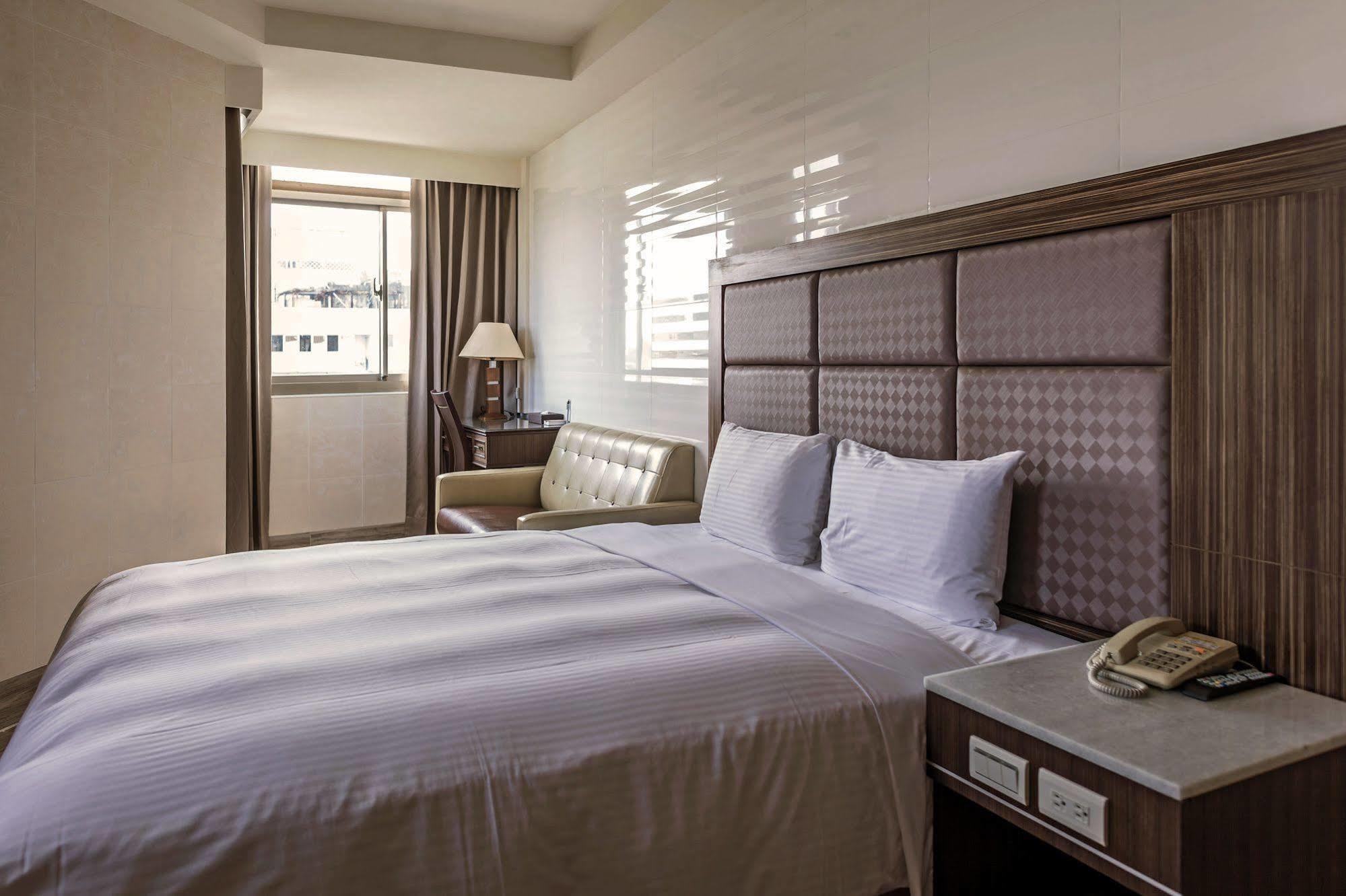 Maple Hotel Tainan Buitenkant foto
