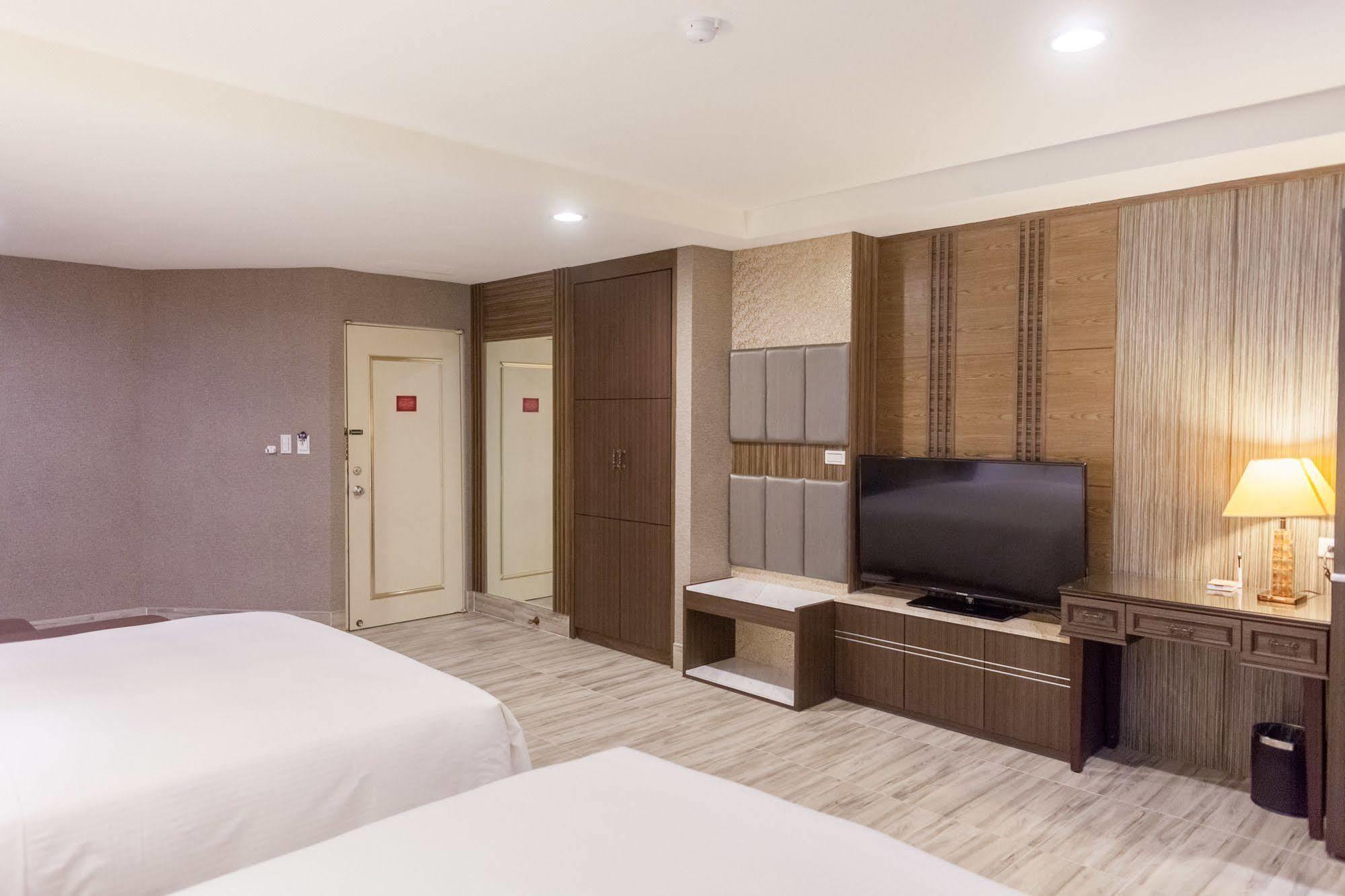 Maple Hotel Tainan Buitenkant foto
