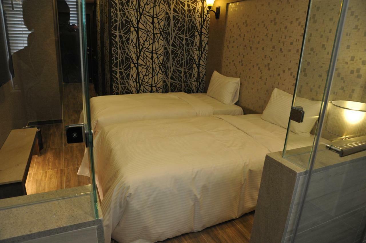 Maple Hotel Tainan Buitenkant foto